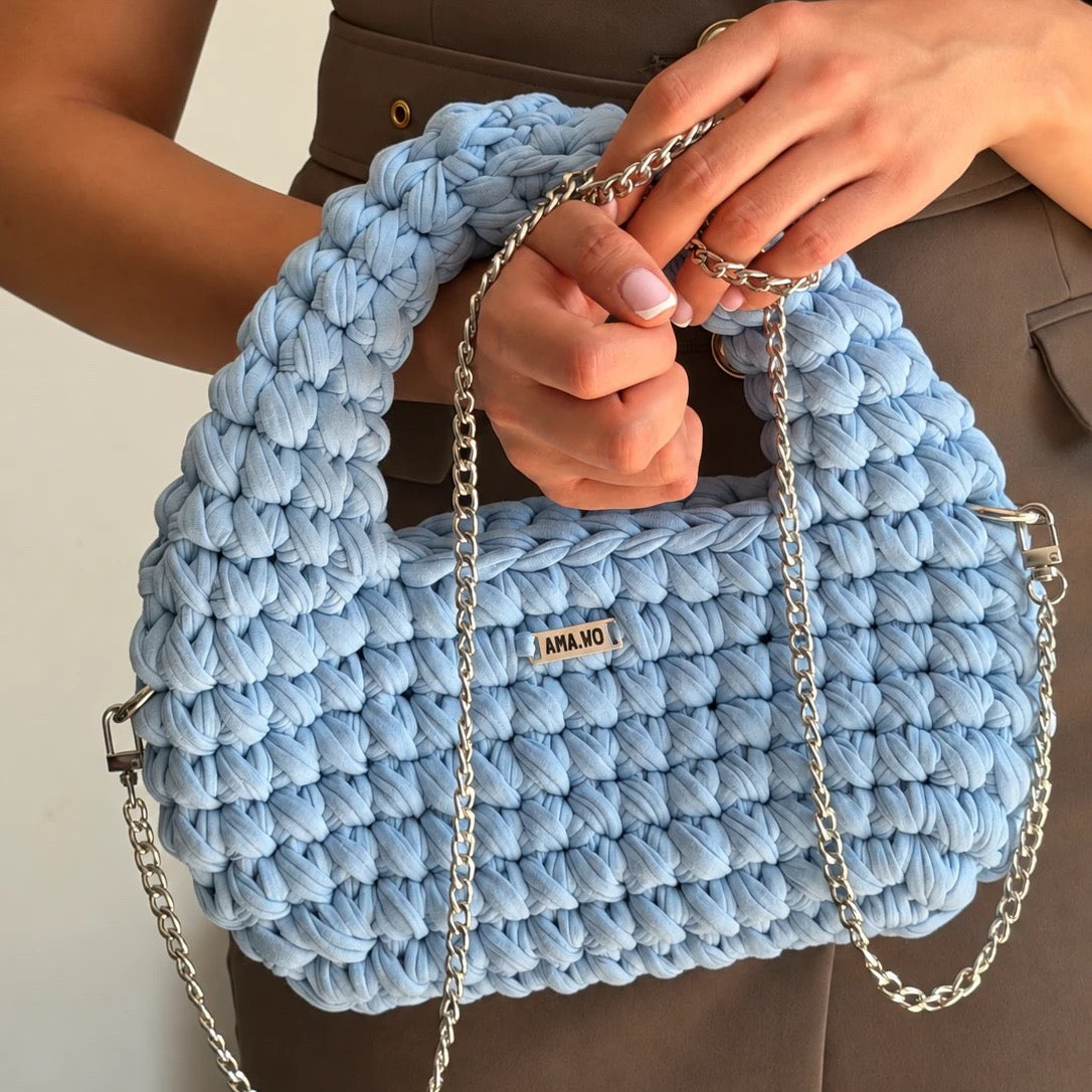 Sac Hana crocheté main, bleu ciel, avec chaîne argentée