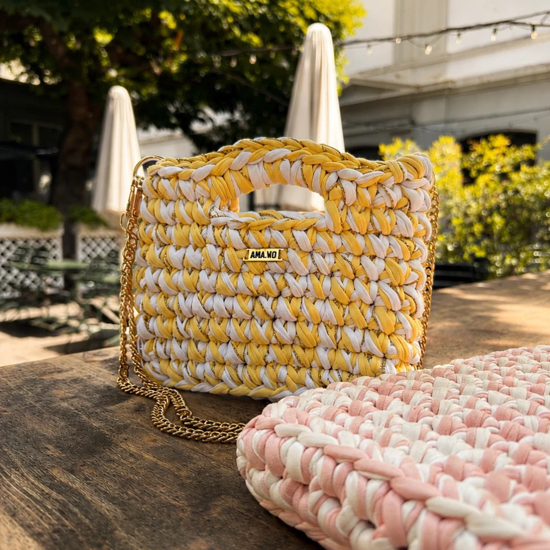 Sac Hoshi crocheté main, jaune et blanc, chaîne dorée | Couleurs : Blanc neige, Jaune clair