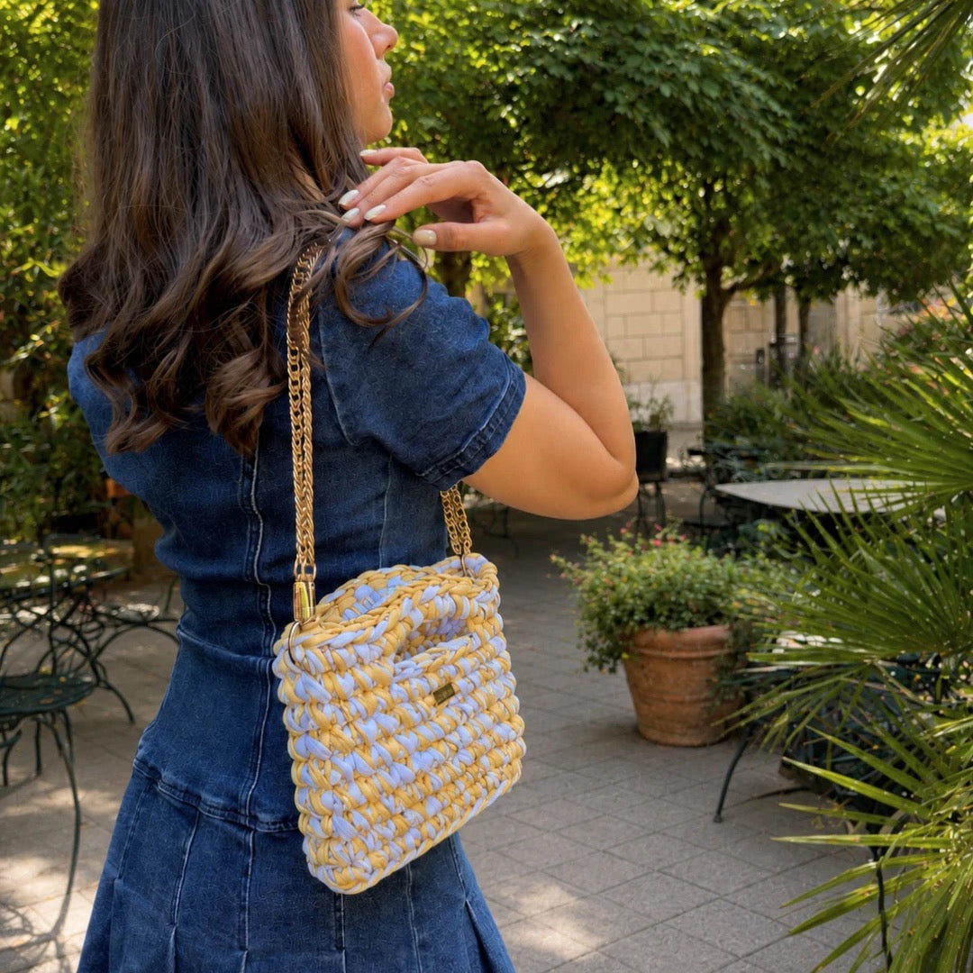 Sac Hoshi crocheté main, jaune et blanc, porté à l'épaule | Couleurs : Blanc neige, Jaune clair
