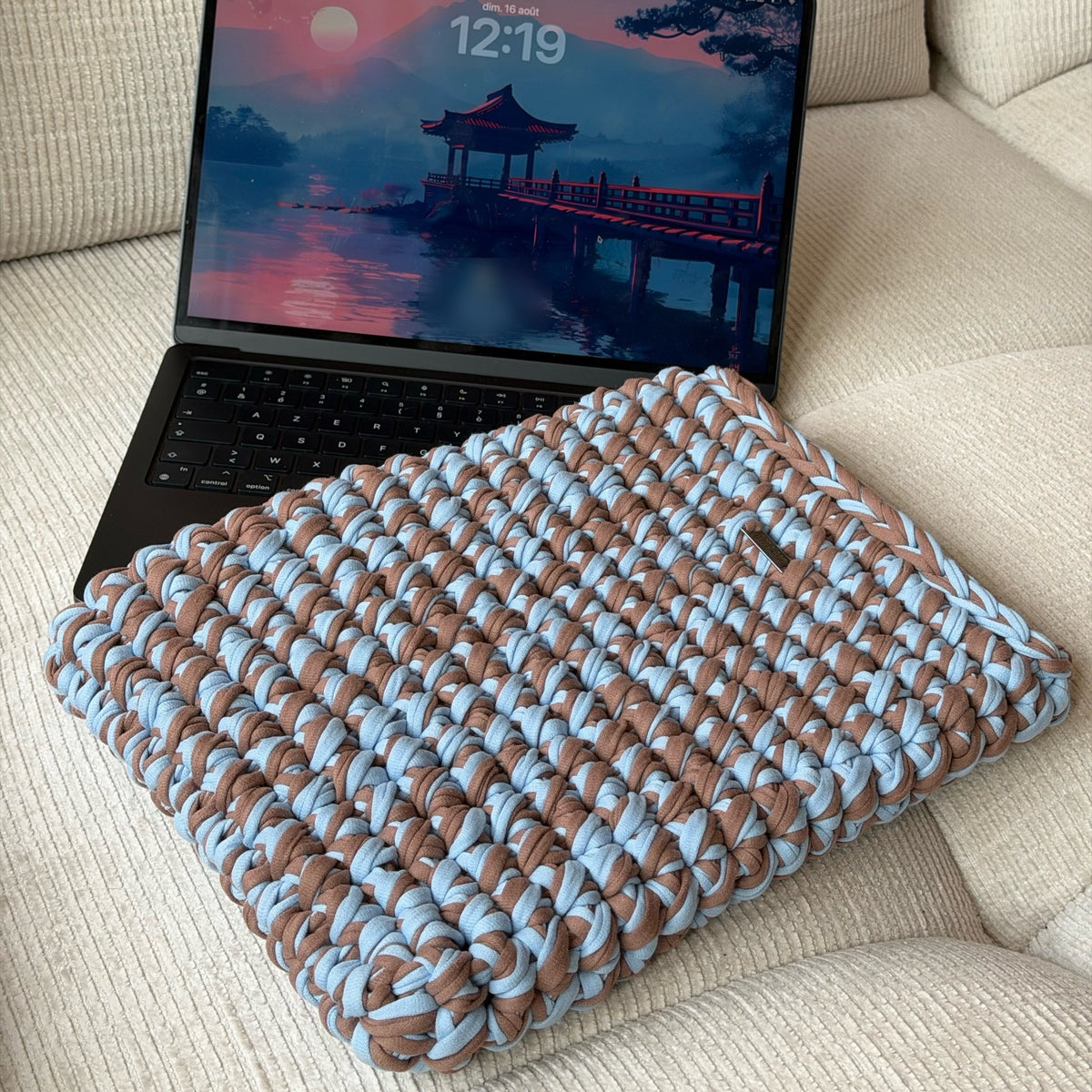 Pochette d'ordinateur Ito crochetée main, bleu ciel et marron