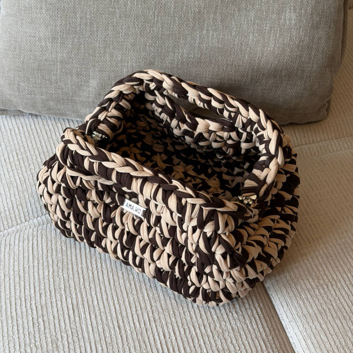 Sac Kumo crocheté main, chocolat et beige, ouvert