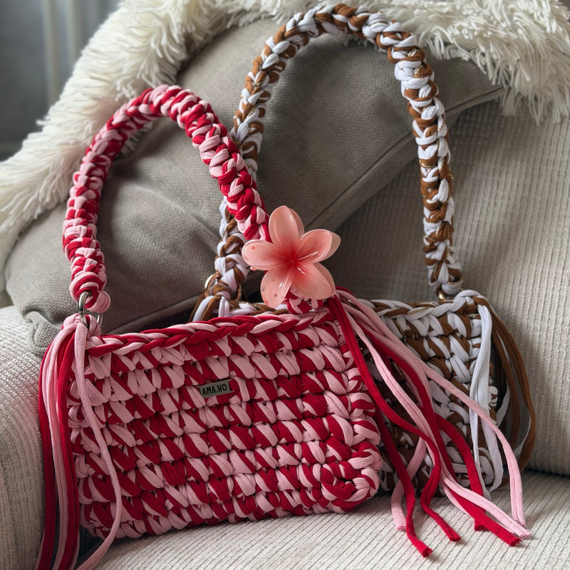 Sacs Nami crochetés main AMA.WO | Couleurs : Sac rose = Baby Pink, Rouge, 2 fils / Sac cannelle = Blanc neige, Cannelle, 2 fils